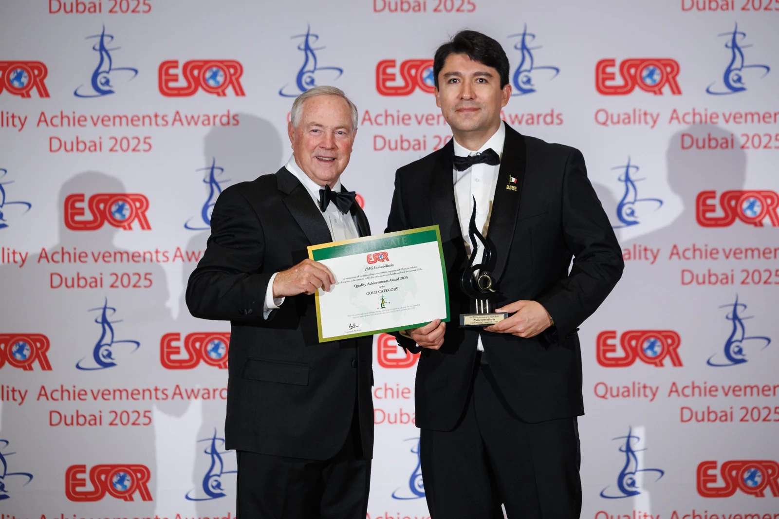 Antonio Sandoval recibiendo el Quality Achievements Award de ESQR en Dubái 2025