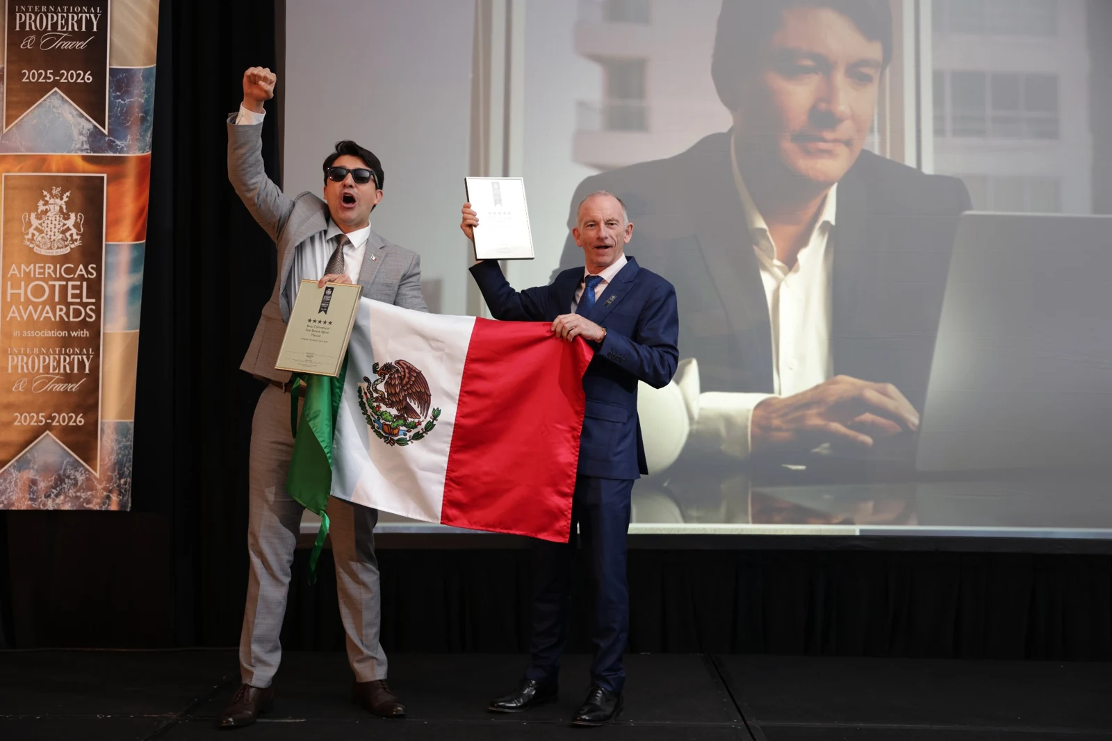 Antonio Sandoval con la bandera de México durante la ceremonia internacional de premios 2025–2026